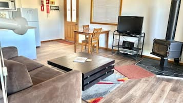 Chalet, Lake View | Living area
