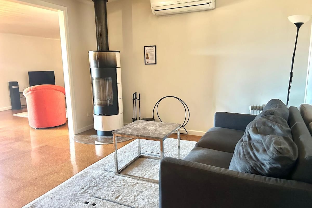 Deluxe House, 3 Bedrooms, Fireplace, Garden View | Living area