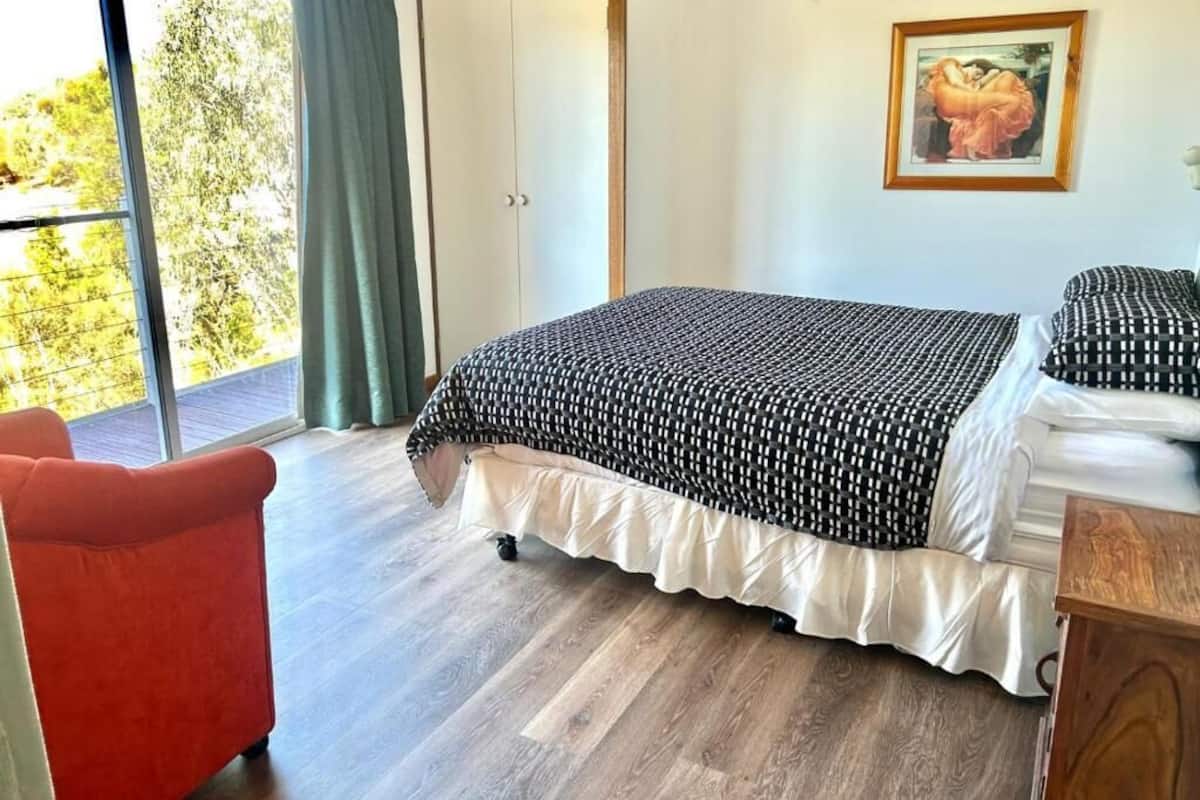 Honeymoon Chalet, 1 Bedroom, Fireplace, Lake View | In-room safe, blackout drapes, iron/ironing board, WiFi (free)