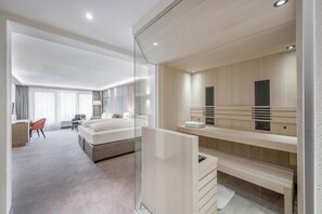 Suite junior, sauna, vistas a la montaña | Caja fuerte y wifi gratis
