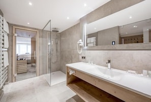 Junior Suite, Sauna, Mountain View | Bathroom | Slippers - 4 star superior Hotel Bellevue (Gurgl)