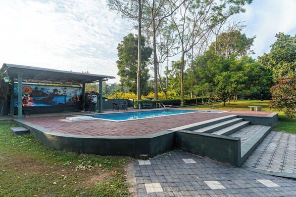 Outdoor pool - Bruce and Bells Riverside Nature Resort (Neriamangalam)