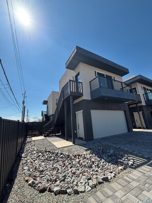 A modern two-story house with a garage, a staircase, and a balcony. - Enjoyable 1-bedroom condo in Downtown Phoenix with Private garage (Phoenix)
