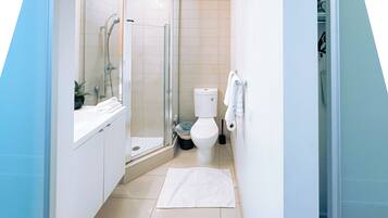 Basic-værelse | Badeværelse | Gratis toiletartikler, hårtørrer, håndklæder, Sæbe