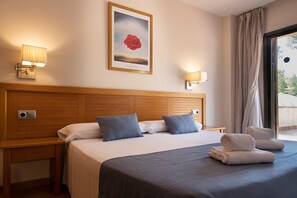 Ein Hotelzimmer mit einem großen Bett, zwei Nachttischlampen, einem gerahmten Bild an der Wand und Blick durch das Fenster.