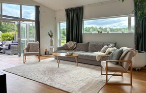 Fernseher, Kamin, Tischtennisplatte