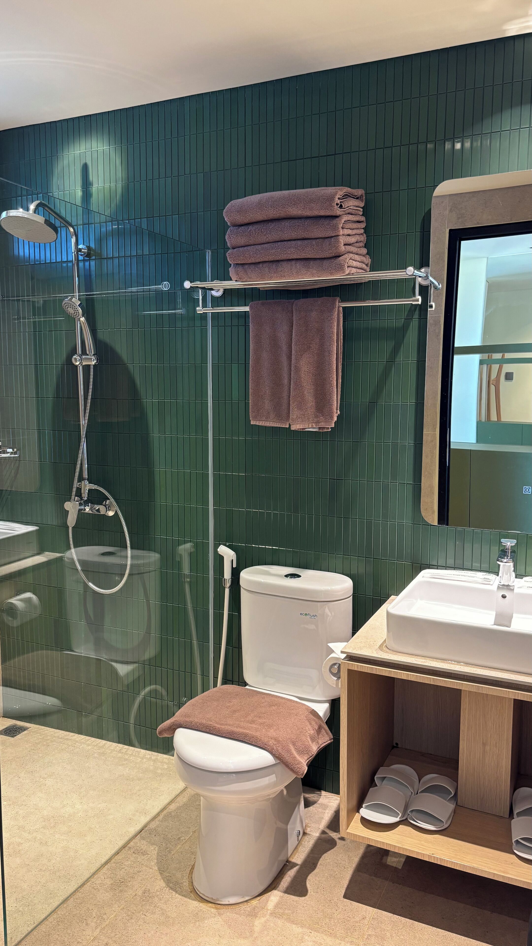 Horison Suite Cabin | Bathroom | Free toiletries, towels, soap, shampoo