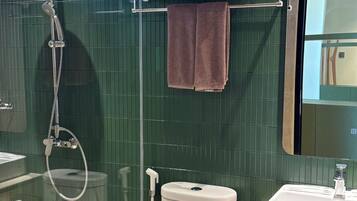 Horison Suite Cabin | Bathroom | Free toiletries, towels, soap, shampoo