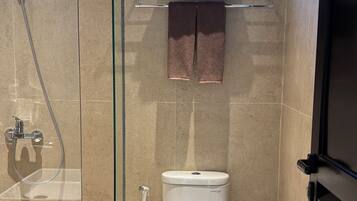 Deluxe tweepersoonskamer, uitzicht op bergen | Badkamer | Gratis toiletartikelen, handdoeken, zeep, shampoo