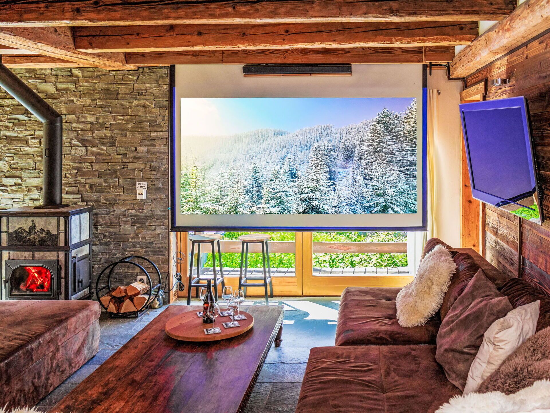 Televisión y chimenea 