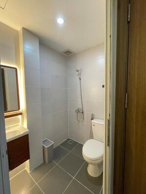 Dusche, Hausschuhe, Handtücher, Seife