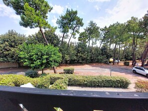 A parking area with trees and a white car. - Evasion Marine by Interhome (Saint Georges de Didonne)