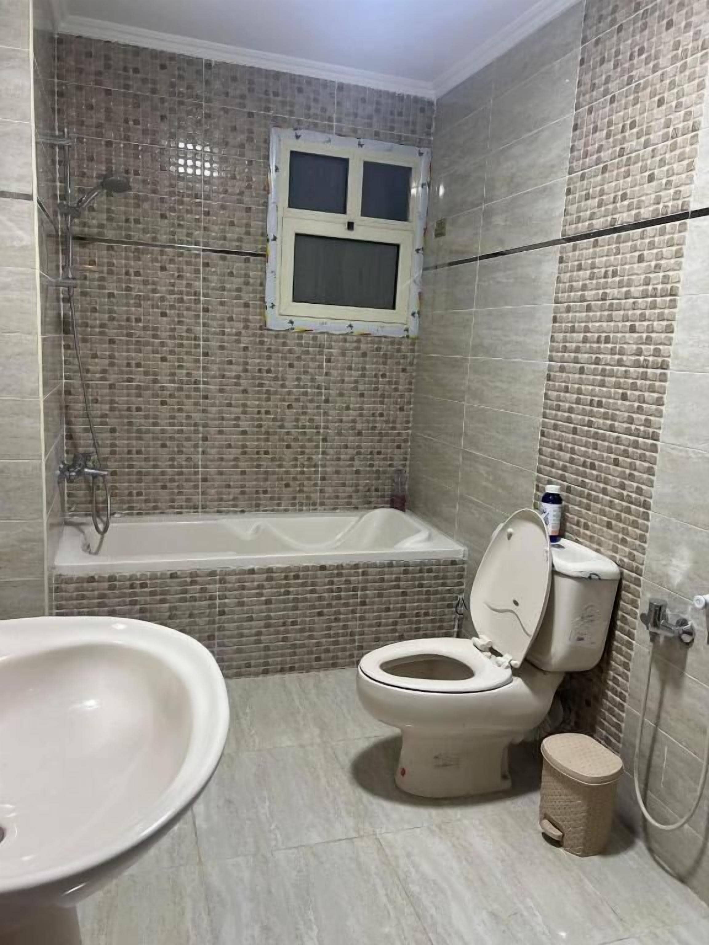 Ein Badezimmer mit Badewanne, Toilette und Waschbecken.