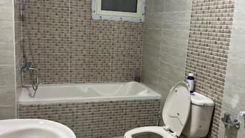 Ein Badezimmer mit Badewanne, Toilette und Waschbecken.