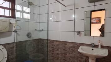 Room | Bathroom | Free toiletries, towels, soap, shampoo