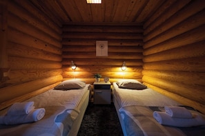 Comfort Cabin, 2 Bedrooms, Beachfront | Iron/ironing board, free WiFi, bed sheets