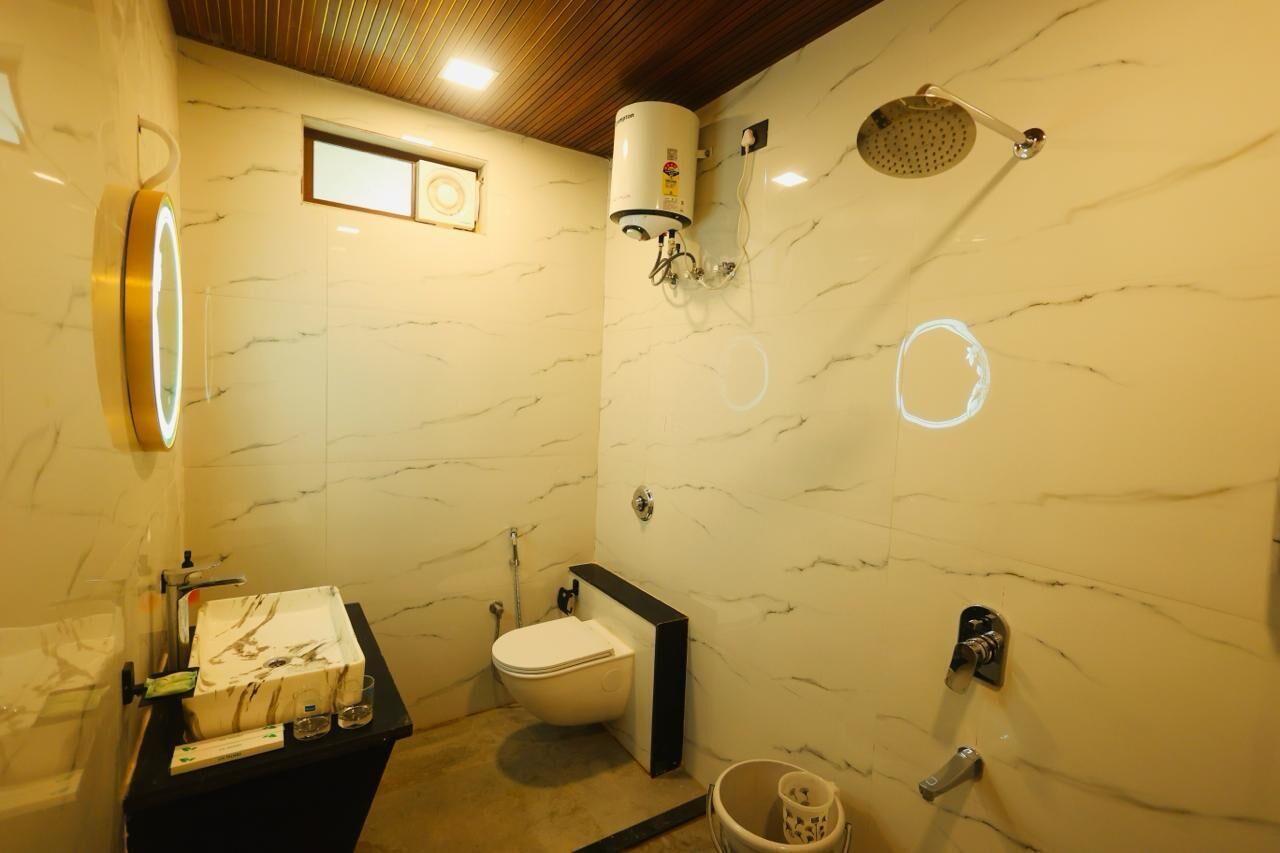 Casa de banho com sanita, bidé e chuveiro.