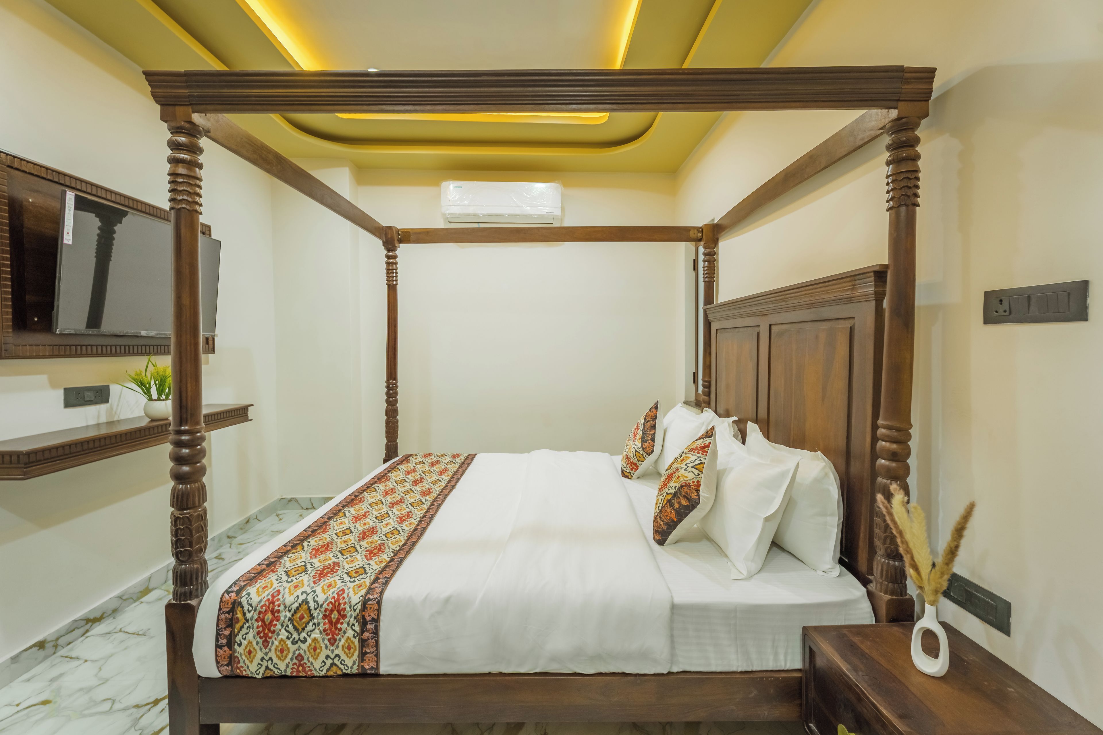 Elite Room | Desk, WiFi (free), bed sheets
