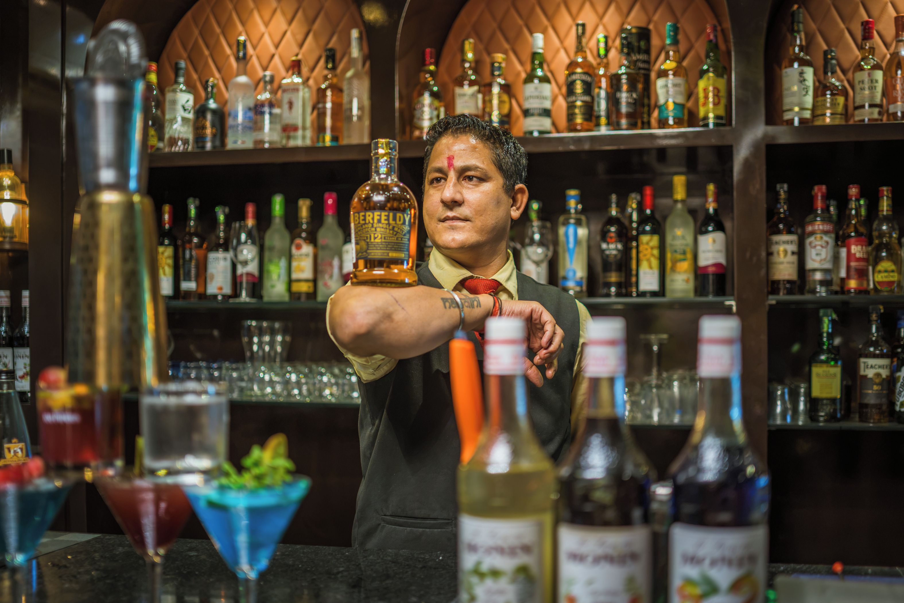 Eine Bar mit einer Auswahl an Spirituosenflaschen und Gläsern.