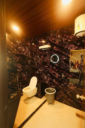Premier Room | Bilik Mandi | Pancuran mandi, kelengkapan dandanan diri percuma, tuala disediakan 