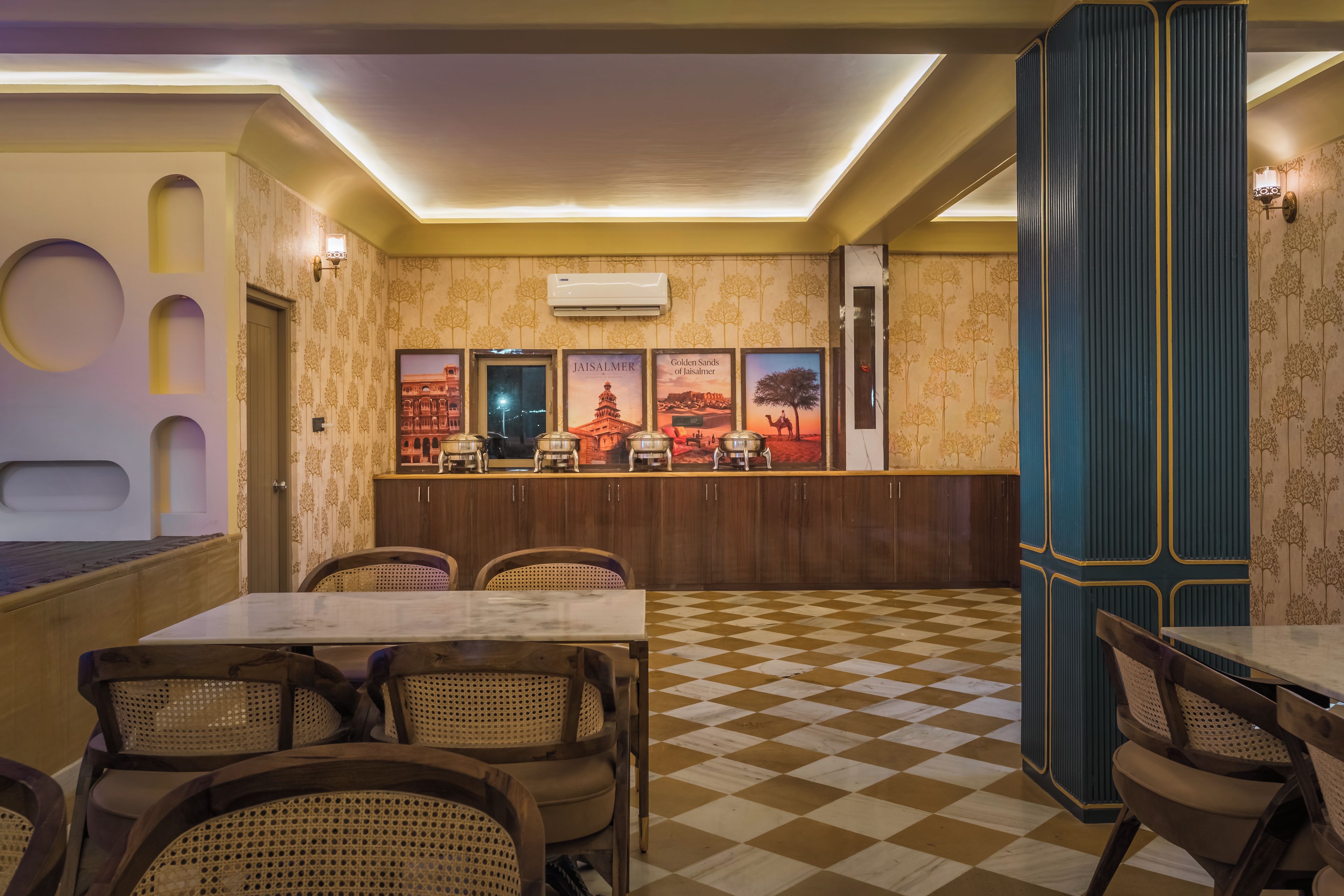 Un interior de restaurante con suelo a cuadros, mobiliario de madera y aire acondicionado instalado en la pared.