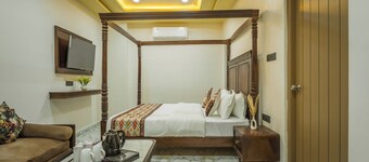 Hotel Jigyasa Palace Bar & Restro