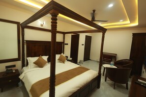 Quarto casal ou duplo | Escrivaninha, Wi-Fi de cortesia, roupa de cama