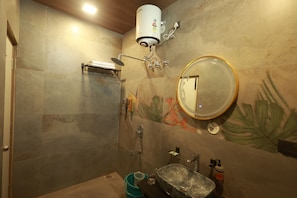 Signature Room | Bathroom | Shower, free toiletries, towels, soap - Jigyasa palace hotel (Jaisalmer)