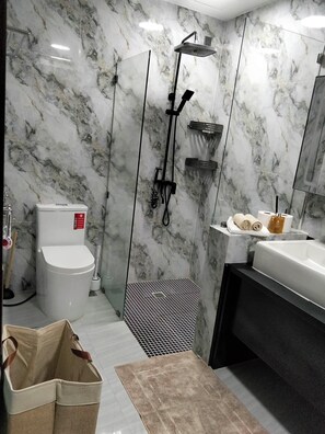 Doccia, bidet, asciugamani, sapone