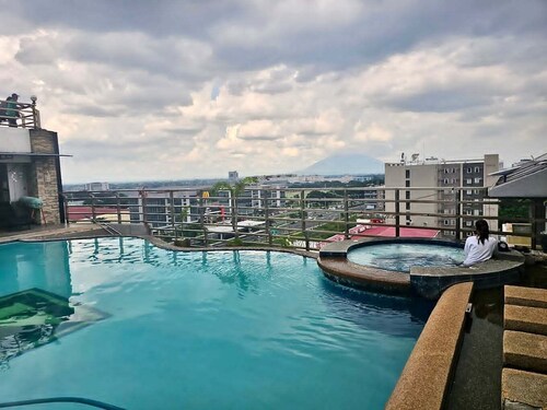 Spacious fully self-contained 1-bedroom condo in Angeles City near Clark