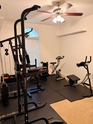 Fitness facility - Luxury Retreat Hot Tub, Office & Gym (Arlington)