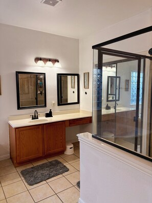Jetted bath, bidet, towels, soap - Luxury Retreat Hot Tub, Office & Gym (Arlington)