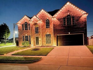 Exterior - Luxury Retreat Hot Tub, Office & Gym (Arlington)