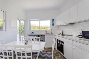 Coffee/tea maker, fridge, microwave, oven - GuestReady-Charming Retreat with Terrace (Lagoa)