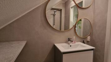 House, 2 Bedrooms | Bathroom