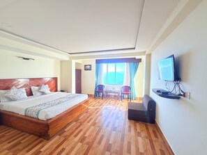 Superior Double Room, City View | Meja, Wi-fi percuma 