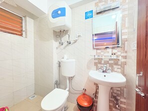 Deluxe Double Room | Bathroom | Shower, free toiletries, towels - Golden Hotel in Darjeeling Oren with Spa (Darjeeling)