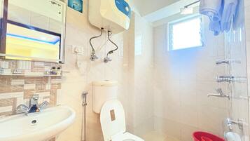 Deluxe Double Room, City View | Bathroom