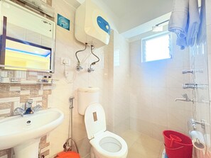 Deluxe Double Room, City View | Bilik Mandi | Pancuran mandi, kelengkapan dandanan diri percuma, tuala disediakan 