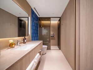 Habitación individual básica | Baño | Regadera, secadora de cabello, toallas, shampoo 