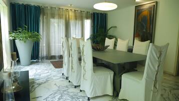Villa | Dining
