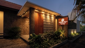 Un edificio con un cartel que dice 'The Bija Villa Sayan Ubud'.
