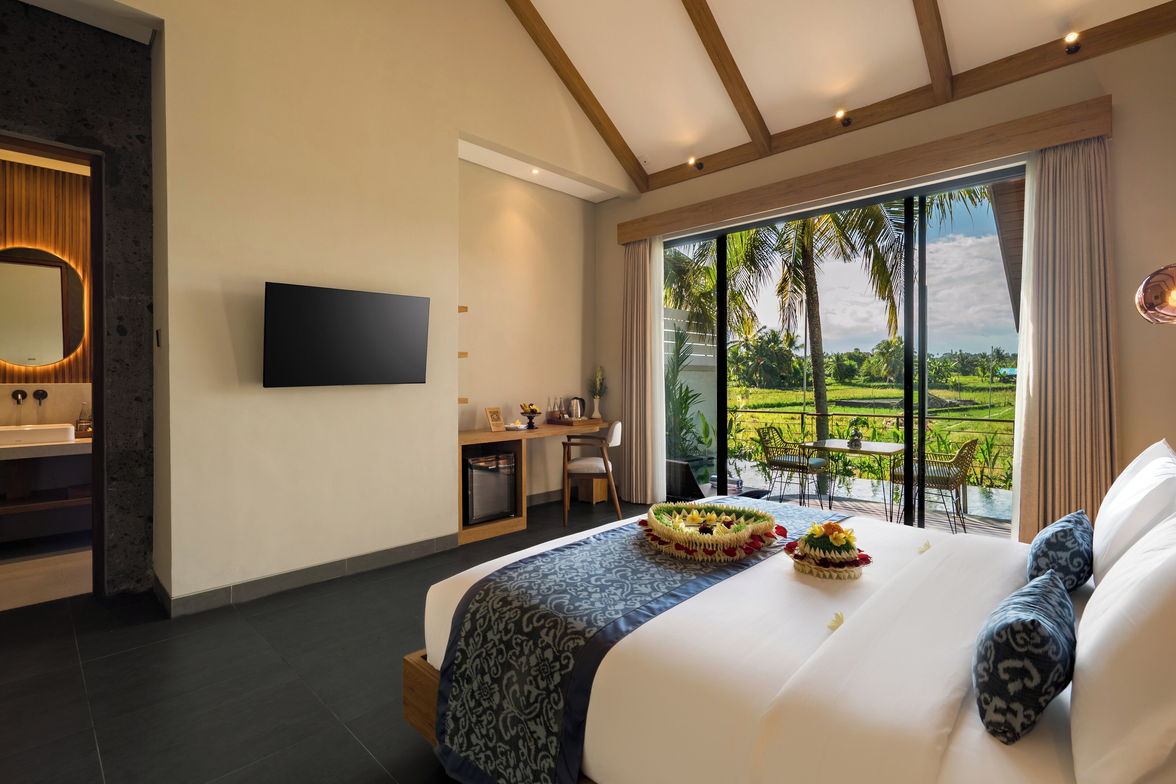 Villa, patio, vue sur la piscine | Minibar, coffre-fort, bureau