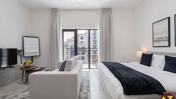 Deluxe-studio, parveke, kaupunkinäköala | Tallelokero huoneessa, pimennysverhot, silitysrauta/-lauta