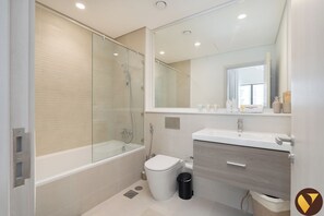Deluxe-studio, parveke, kaupunkinäköala | Kylpyhuone