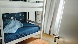 A bunk bed with a blue mattress and a wall with a space-themed mural. - Plein Sud La Roche en Ardenne (La Roche-en-Ardenne)
