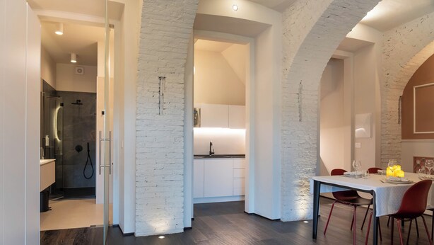 A modern interior with a dining area, kitchen, and a shower. - Azalèe Apartment (San Maurizio Canavese)