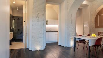Een modern interieur met een eethoek, keuken en een douche.