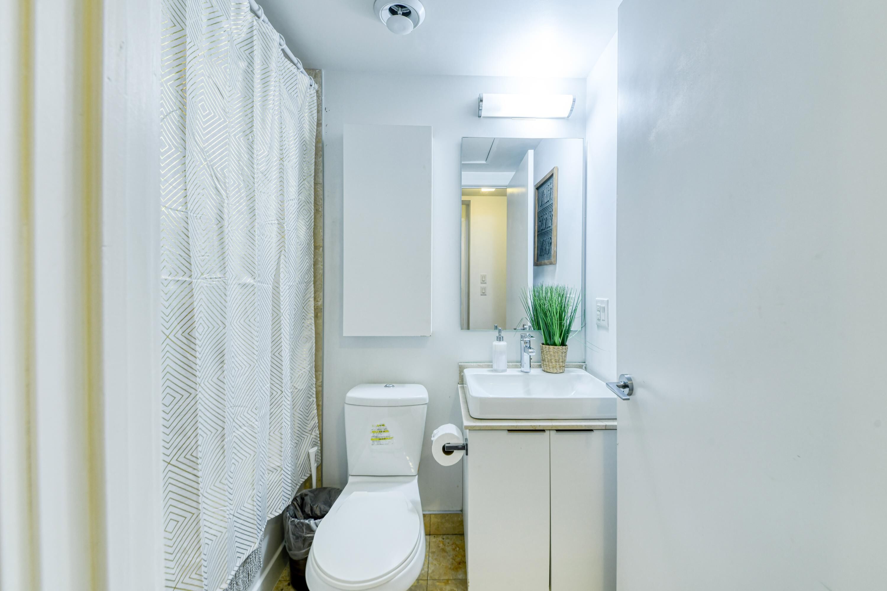 Deluxe-værelse | Badeværelse | Gratis toiletartikler, hårtørrer, håndklæder, Sæbe