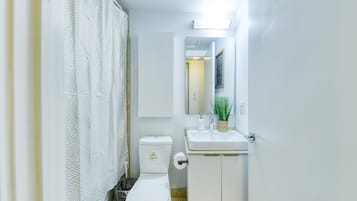 Deluxe-værelse | Badeværelse | Gratis toiletartikler, hårtørrer, håndklæder, Sæbe
